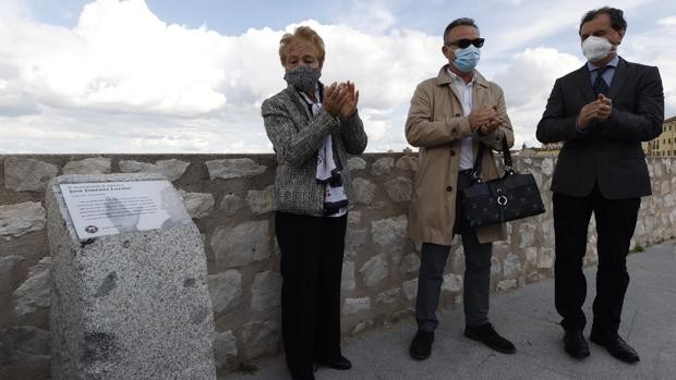 Fuente: ICAL - Placa en homenaje al escritor, premio Cervantes 2002, Jos� Jim�nez Lozano que ha sido instalada en el Mirador del Adaja, en Ar�valo